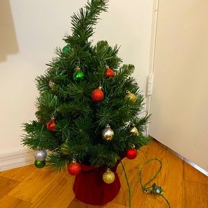 Small christmas tree (broken lights)